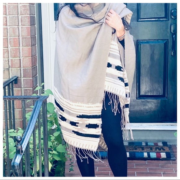 ShopEvelynne Sweaters - ✨LAST ONE✨ GORGEOUS BOHO PONCHO BLANKET SHAWL